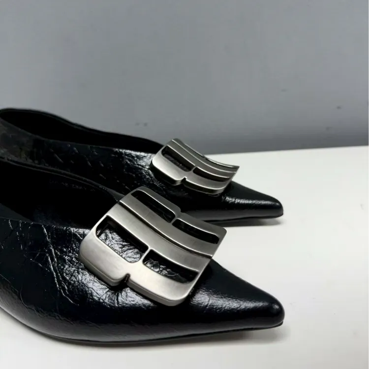 2025年秋冬新款时尚休闲尖头百搭平底手抓褶皱常规轻职风女士黑色