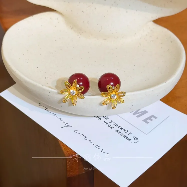 寻丽 铜合金耳饰 2026温柔新年红珠鎏光花朵耳钉