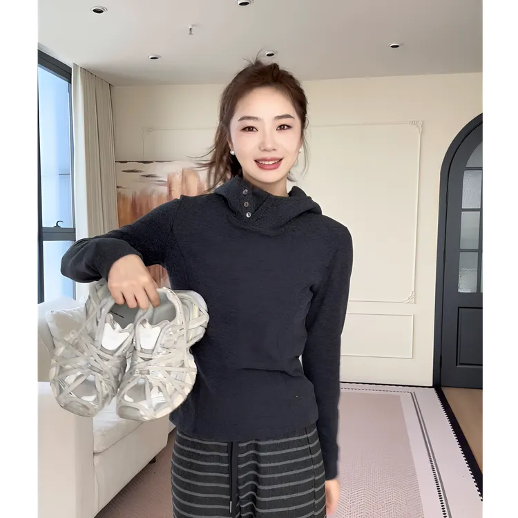 【余欢欢】冬季时尚百搭休闲纽扣连帽打底衫-YHW51001