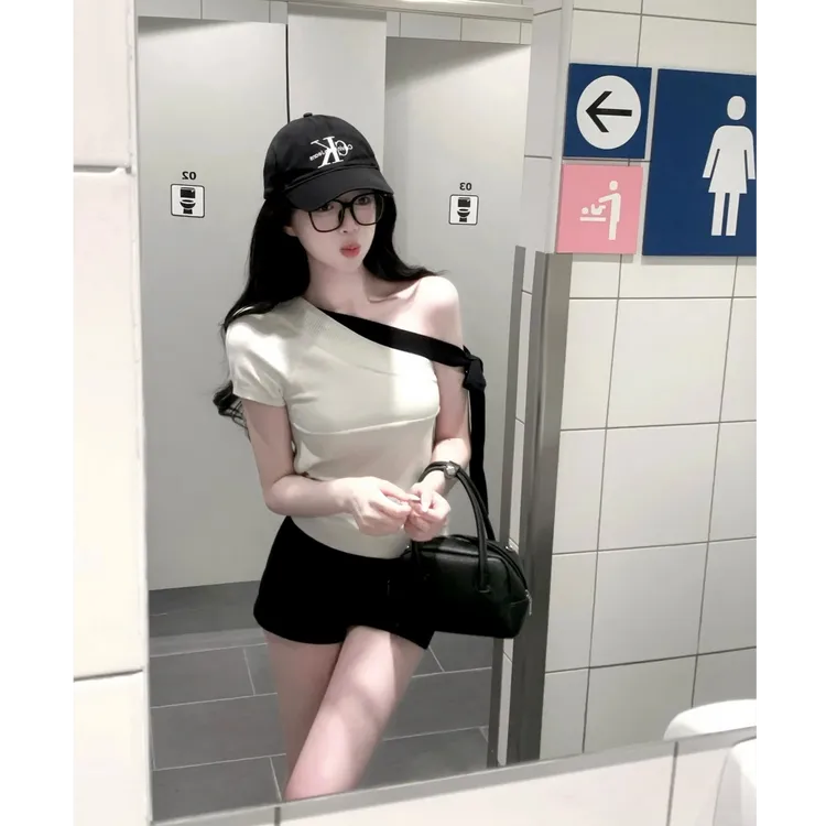 韩系不规则斜肩短袖T恤女夏季修身收腰设计感纯欲风露肩上衣+短裤