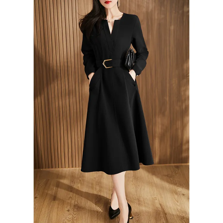 大码女装设计感v领长袖连衣裙胖mm优雅通勤时尚黑色中长款裙子秋