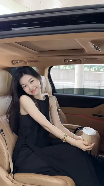 简约时尚设计感无袖连衣裙女2025夏季度假风绝美飘逸气质长裙潮