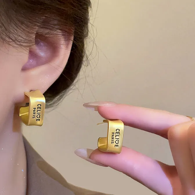 合金耳饰 金属感法式哑光拉丝字母C圈耳钉时尚轻奢设计感耳环