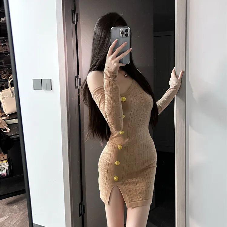 纯欲风单排扣金扣斜肩针织连衣裙女秋冬季修身收腰显瘦开叉包臀裙