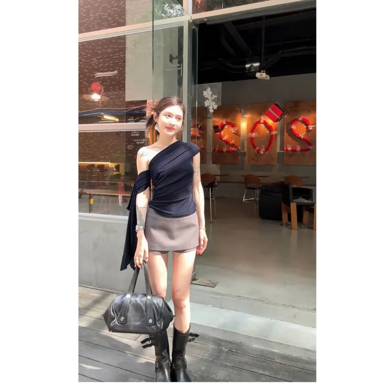 夏季时尚2025流行新款法式气质小众露肩T恤女显瘦洋气休闲短裙女