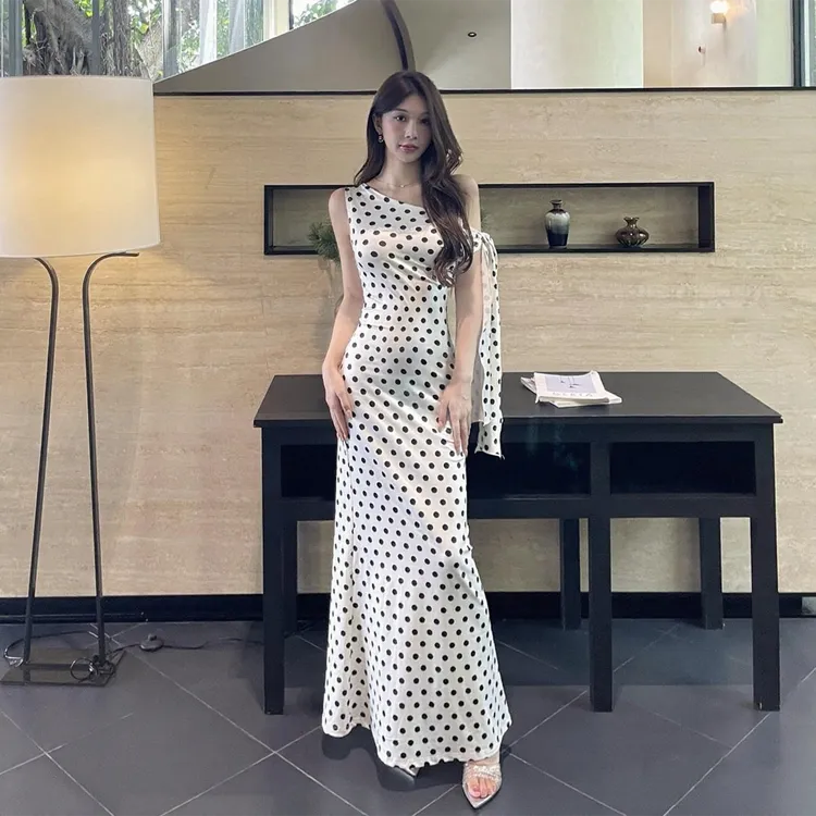KaDaiShan 法式复古白色波点斜肩连衣裙夏季甜辣少女纯欲气质长裙