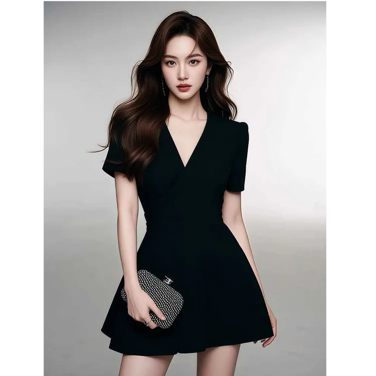法式赫本风黑色V领收腰连衣裙夏季2025新款设计感显瘦气质小黑裙