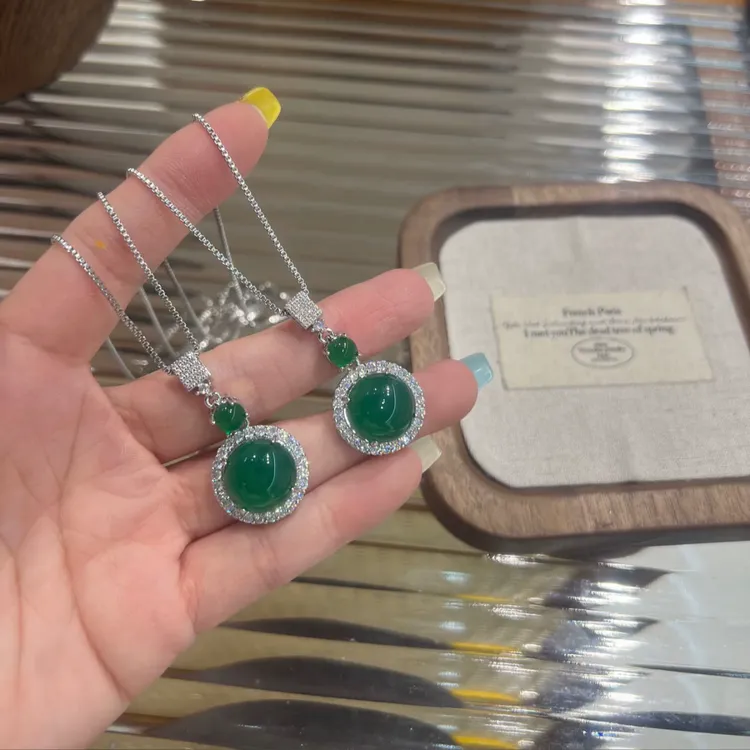 铜合金合成锆石吊坠 新中式绿色圆形项链新款轻奢复古吊坠锁骨链