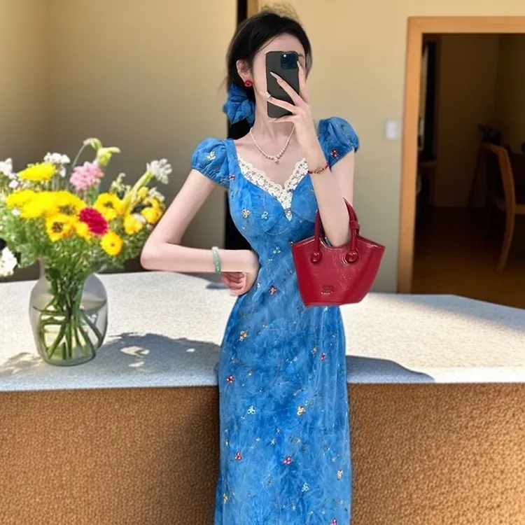 2025夏季法式甜美风蕾丝拼接V领碎花连衣裙女设计感小众气质长裙