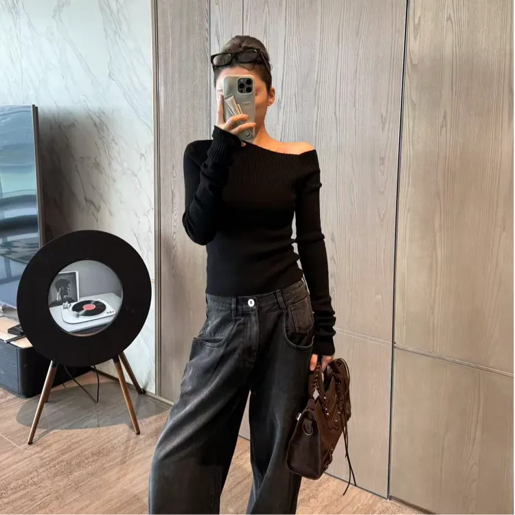 黑色斜肩针织衫打底