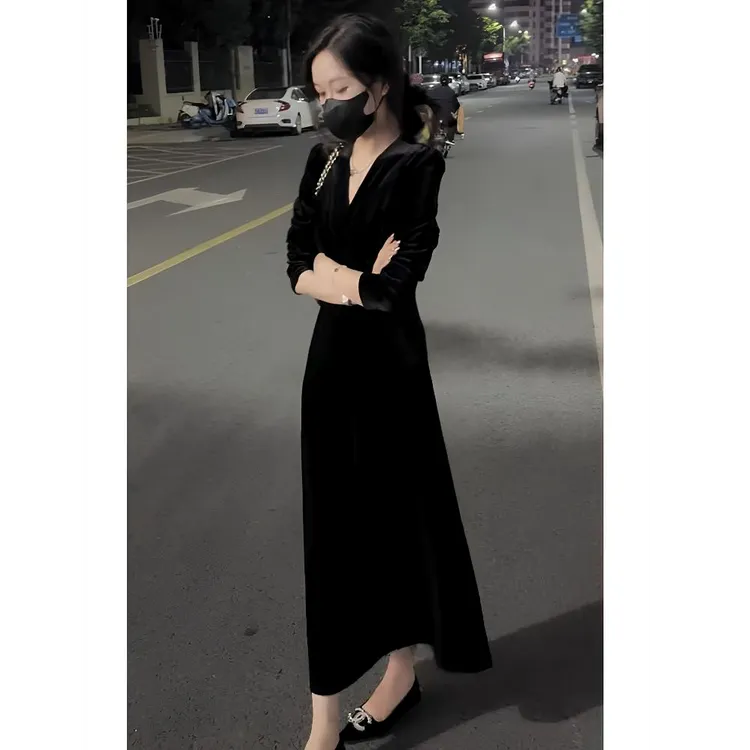 法式轻奢复古丝绒连衣裙女2025冬季新款气质优雅V领收腰显瘦长裙