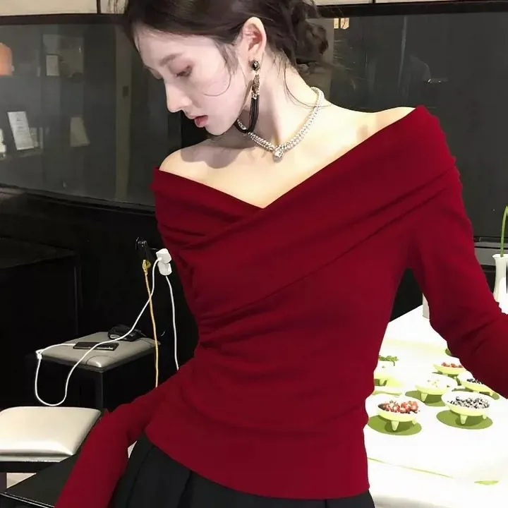 法式甜辣妹红色露肩v领打底衫女内搭设计感长袖t恤绝美上衣秋冬