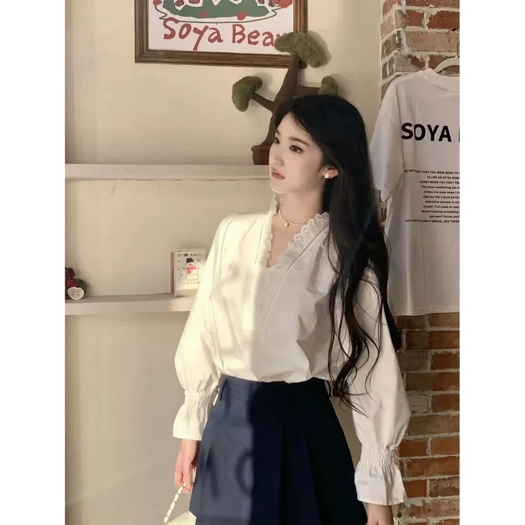 2025早春季新款女装白色V领蕾丝拼接长袖衬衫设计感小众衬衣套装