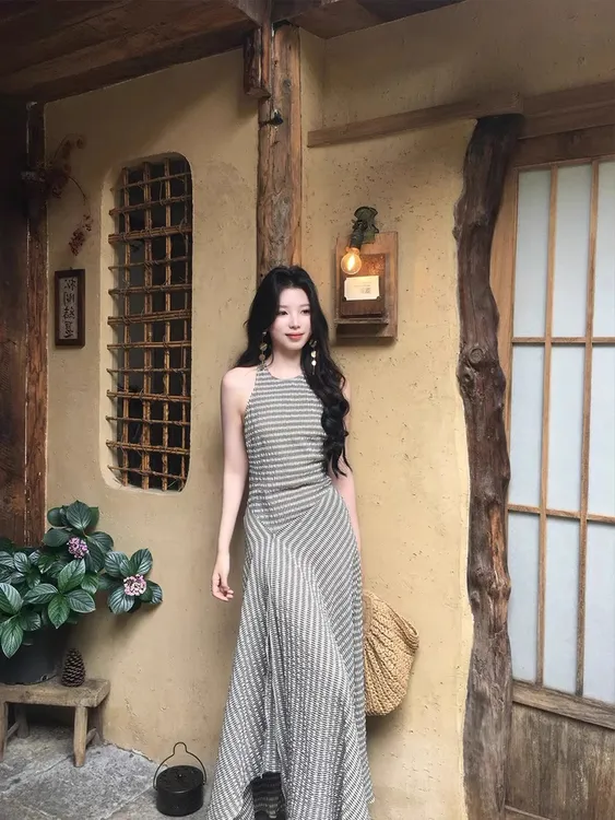 高级感小众无袖条纹连衣裙女2025夏季新款收腰显瘦设计感开叉裙子