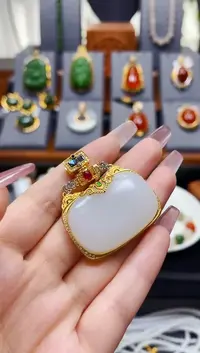 和田玉18K金镶嵌颈饰羊脂方牌锁包吊坠