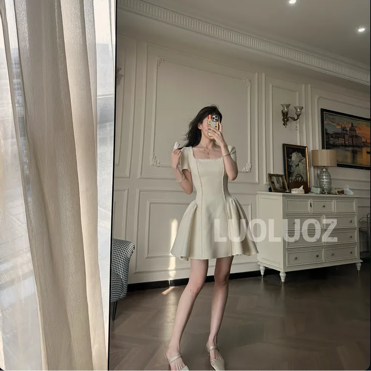 【现货】LUOLUOZ【花兮蝶舞】方领下摆蓬蓬设计收腰短款连衣裙JF680