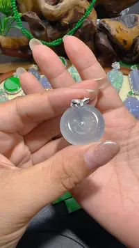 翡翠18K金镶嵌颈饰吊坠