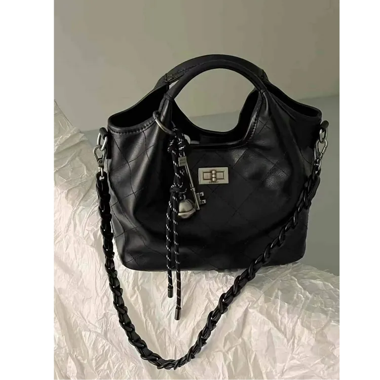 高级感通勤酷飒水桶包女2025新款菱格手提包包小众时尚单肩斜挎包