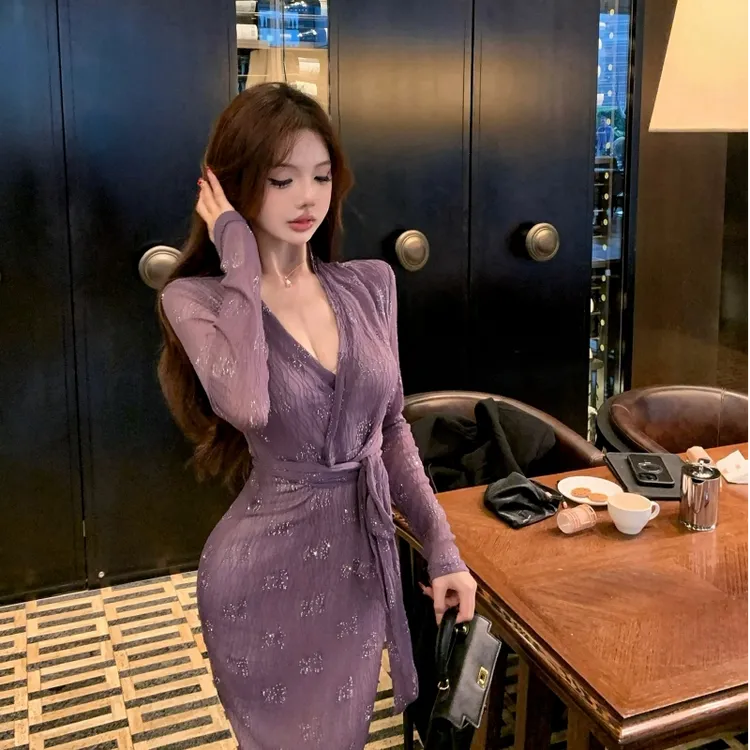 纯欲辣妹性感轻奢风气质显瘦纹理收腰V领连衣裙女秋冬收腰长裙