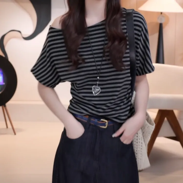 设计款休闲百搭气质显瘦小心机斜领露肩短袖T恤2025夏季新款上衣