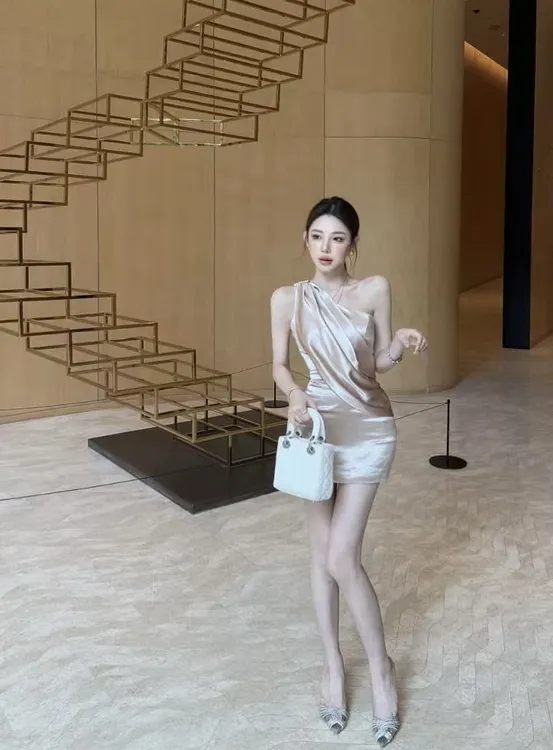 【B Y】2025年新款不规则修身斜肩褶皱辣妹性感显瘦收腰包臀连衣裙