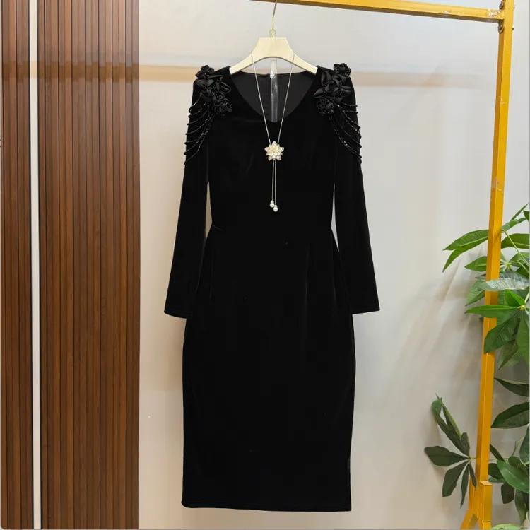 新款大码女装时尚气质V领立体花朵设计丝绒显瘦连衣裙