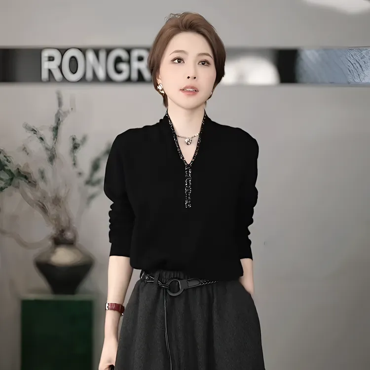 溶溶【法式女人】RONGRONG 丝光羊毛混纺软糯V领烫钻针织衫2505H915