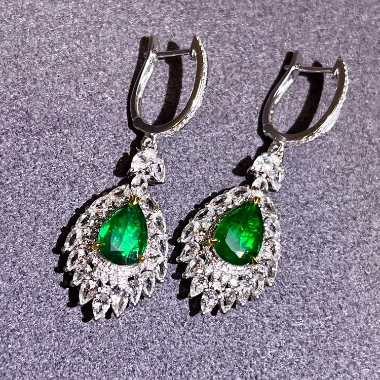 闪耀璀璨18K金天然祖母绿耳钉