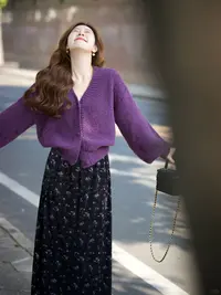 2025秋冬新款慵懒风复古紫色V领针织开衫女搭配半身裙显瘦两件套