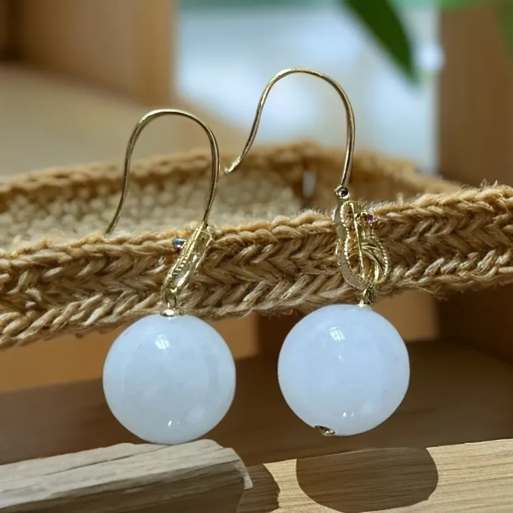 18K金镶嵌和田玉羊脂耳钩女士经典耳饰