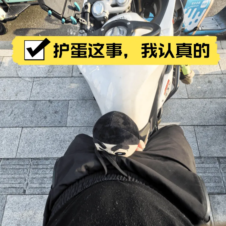摩托车裤裆防撞蜡笔小新玩偶装饰机车油箱裆部缓冲毛绒蜘蛛侠公仔