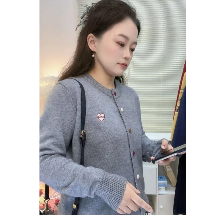 设计感秋冬季新款欧货洋气减龄刺绣图案单排扣软糯高品质针织毛衣