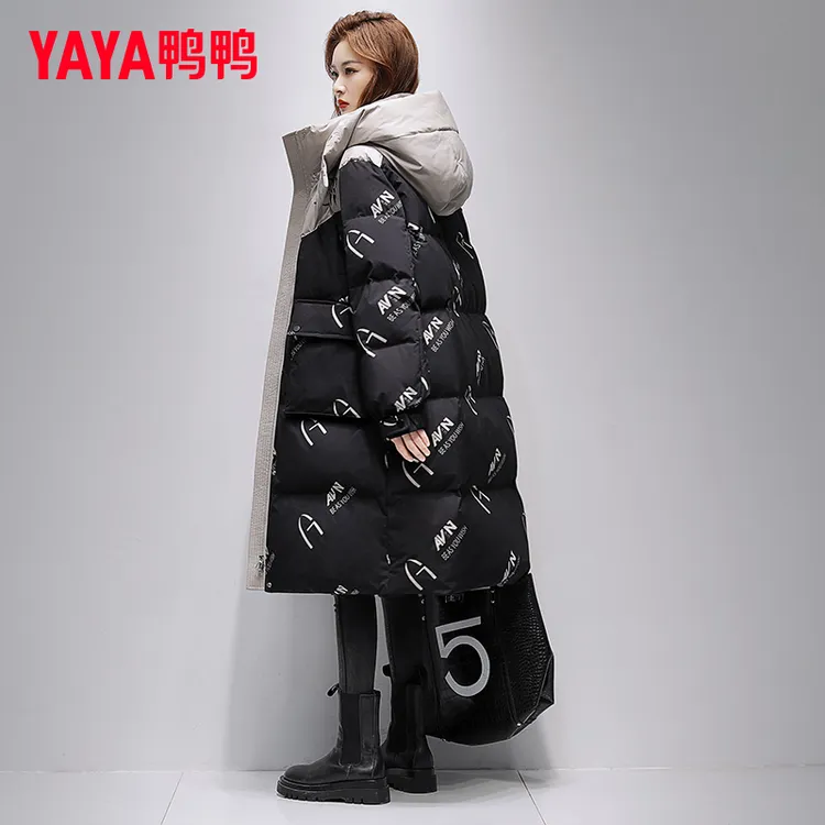 鸭鸭加厚羽绒服女字母印花中长款2025冬季新款字母印花爆款外套