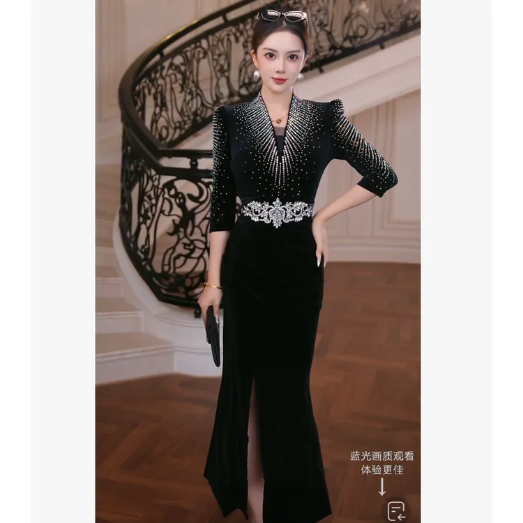 芙娜妮【魅力女王】2025秋冬新款重工显瘦高贵气质连衣裙女F2530490