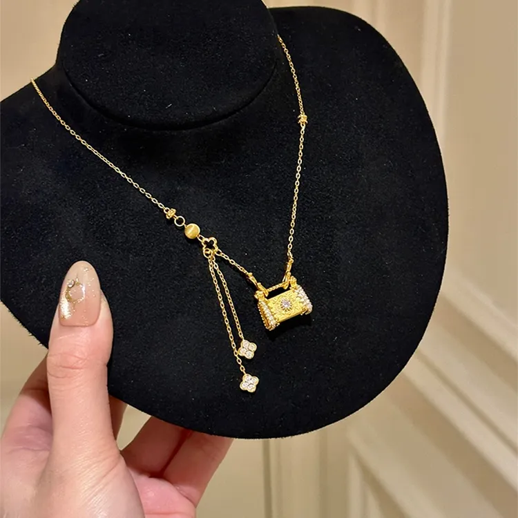 铜合金项链 中古金色拉丝锁包项链女轻奢气质高级感四叶花锁骨链