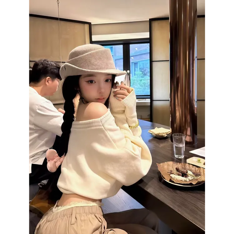 慵懒风斜肩长袖毛衣女秋季气质宽松显瘦纯欲露肩针织上衣配休闲裤