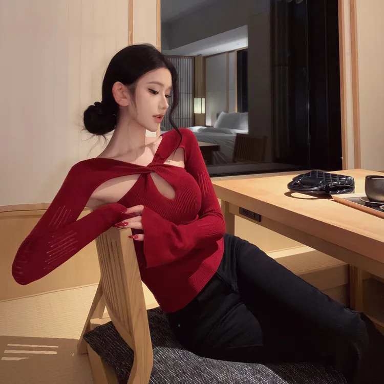 扭结镂空针织衫女冬季新款法式气质性感辣妹修身长袖打底衫上衣