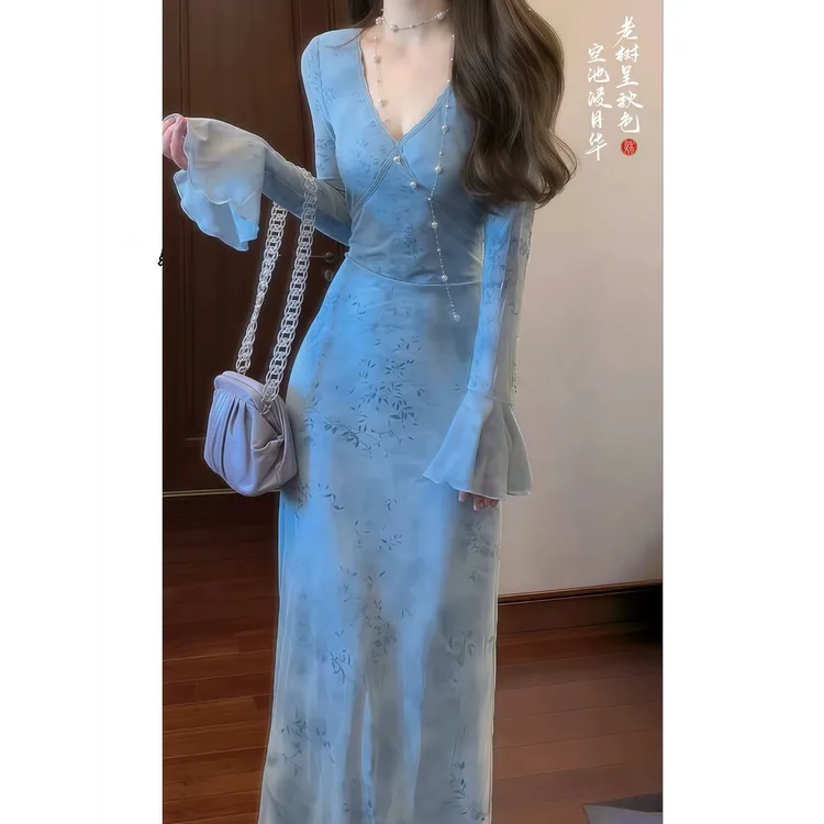 蓝色V领收腰连衣裙女装秋季大码气质独特漂亮海边度假中长款裙子
