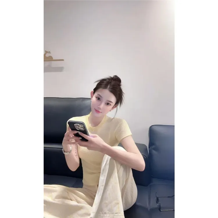 向晚·黄油日光圆领修身鹅黄色针织短袖女