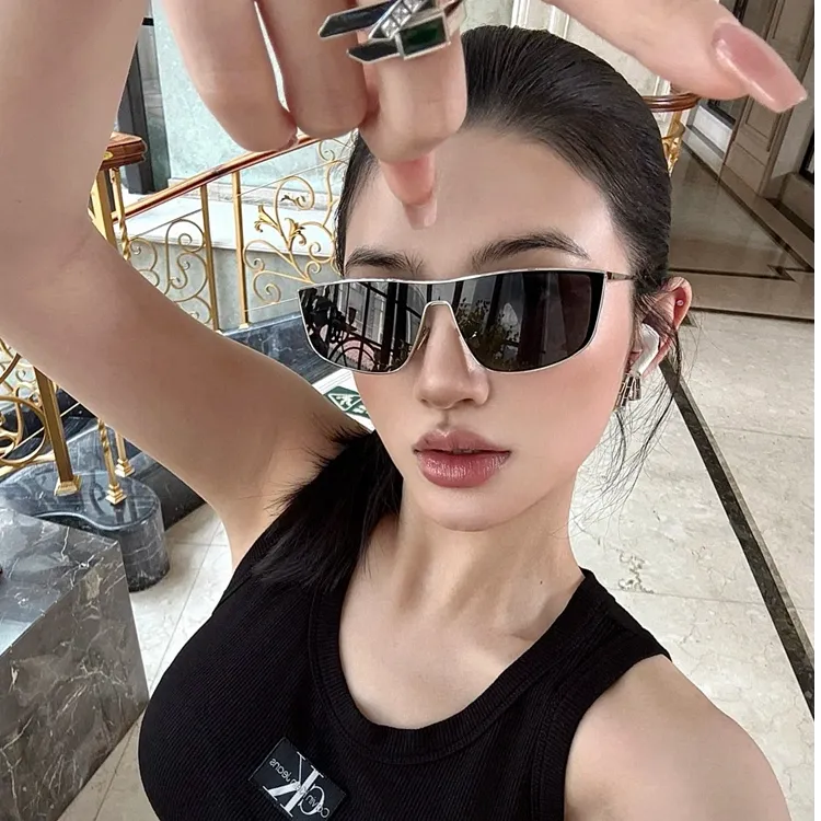 目奢新款韩版连体平面科技未来墨镜女潮气质高级感时尚8195