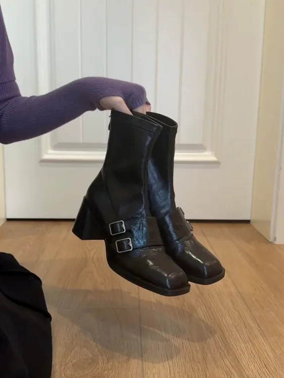 现货版~粗高跟短靴女秋冬新款皮带扣气质弹力靴方头百搭瘦瘦靴子