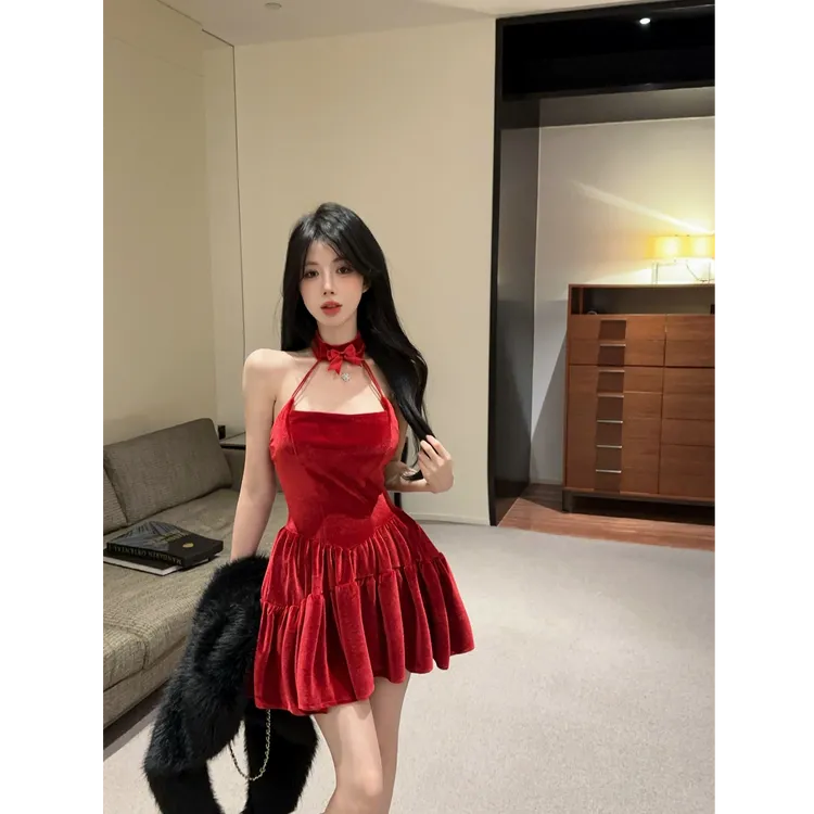 圣诞红色新年宴会高级感丝绒吊带大摆性感辣妹连衣裙秋冬新款短裙