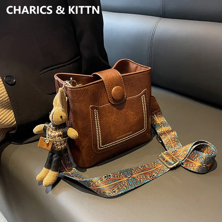CHARICS&KITTN女包2025新款女士大容量水桶包真皮通勤斜挎单肩包
