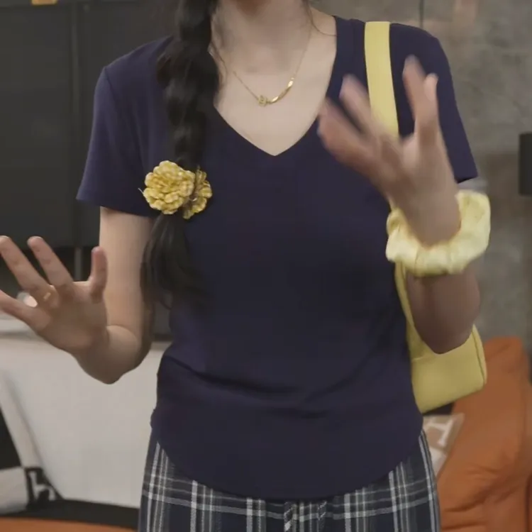 V领纯欲风时尚百搭短袖T恤女2025年夏季修身显白显瘦简约韩版上衣