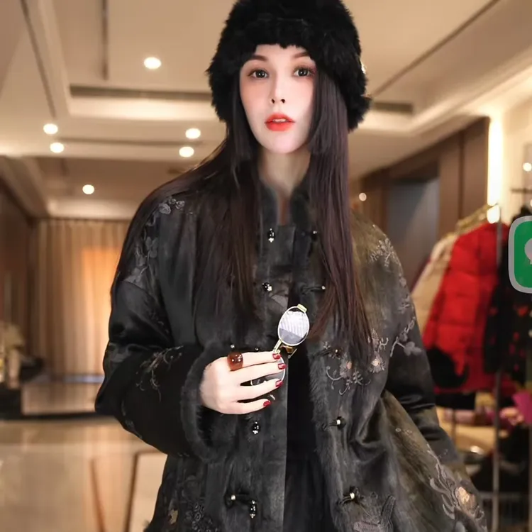 飞儿【至暗墨花】2025冬季新款刺绣拼接水貂毛羽绒外套