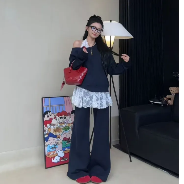 孕妇装2025秋季新款休闲时尚猪鼻扣蕾丝挂脖内搭斜肩卫衣三件套装