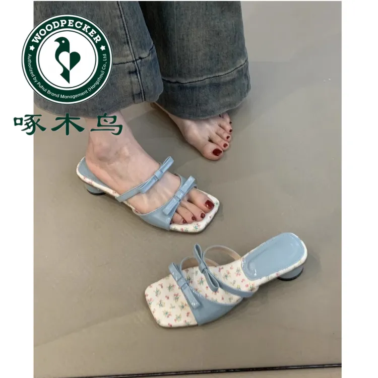 啄木鸟坡跟凉鞋女2025夏新款法式温柔绝美一字带蝴蝶结小碎花凉鞋