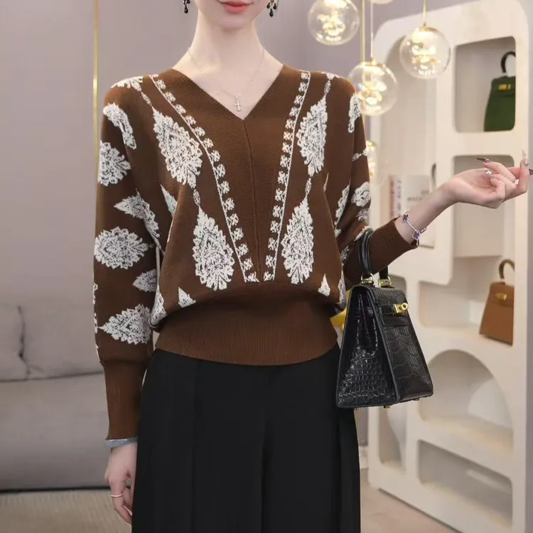 现货2025年秋冬新款【8002】含醋酸丝羊毛咖色v领拼色宽松针织上衣