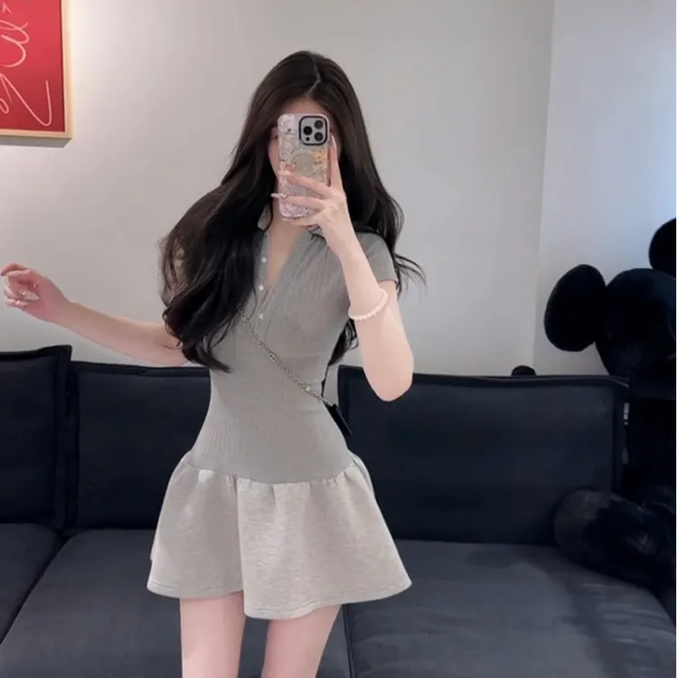 春夏季新款法式时尚舒适减龄v领设计感修身小众炸街高级感连衣裙