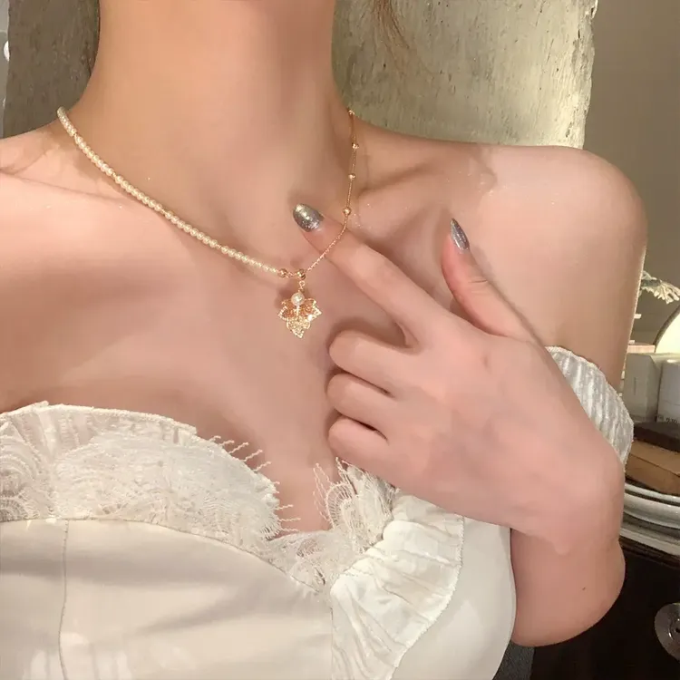 铜合金锆石吊坠 枫叶珍珠女秋冬氛围感毛衣链轻奢小众高级锁骨链